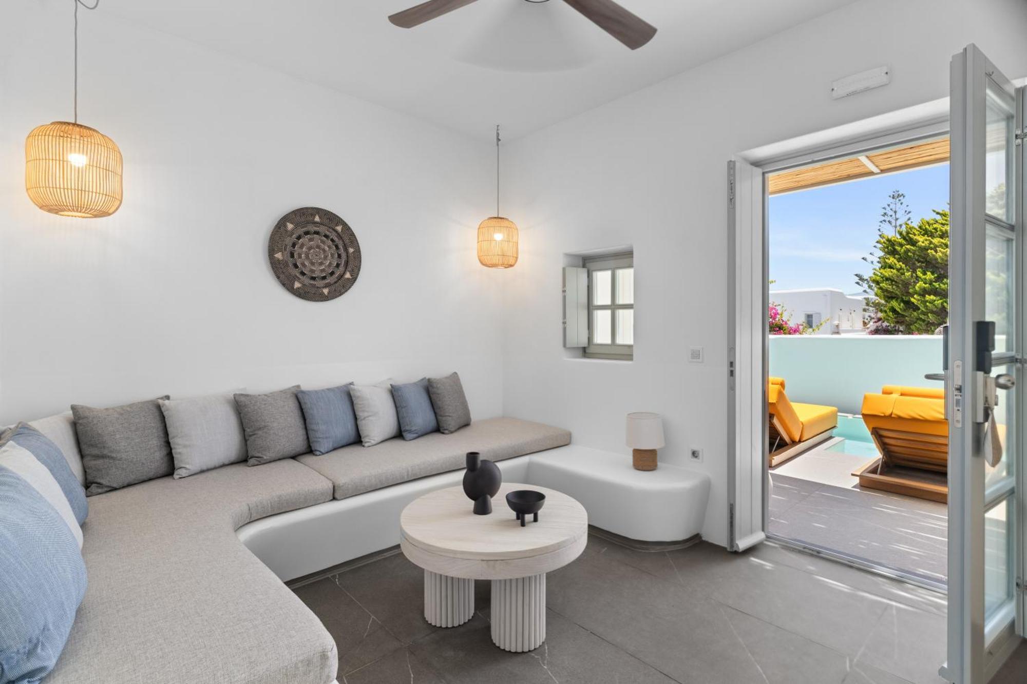 Mr & Mrs White Paros Suites & More Naousa Rum bild